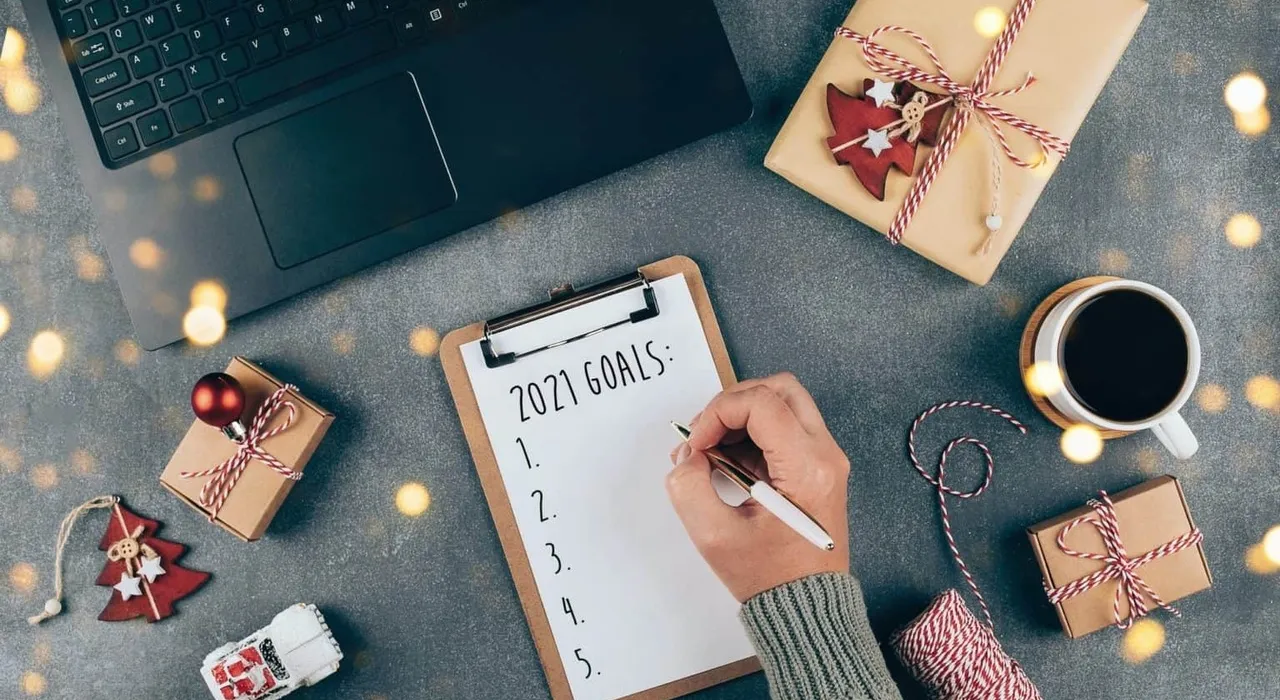 Festive picture of presents and 2021 goals notepad